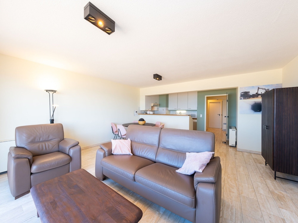 Apartment With Sunny Terrace and sea View