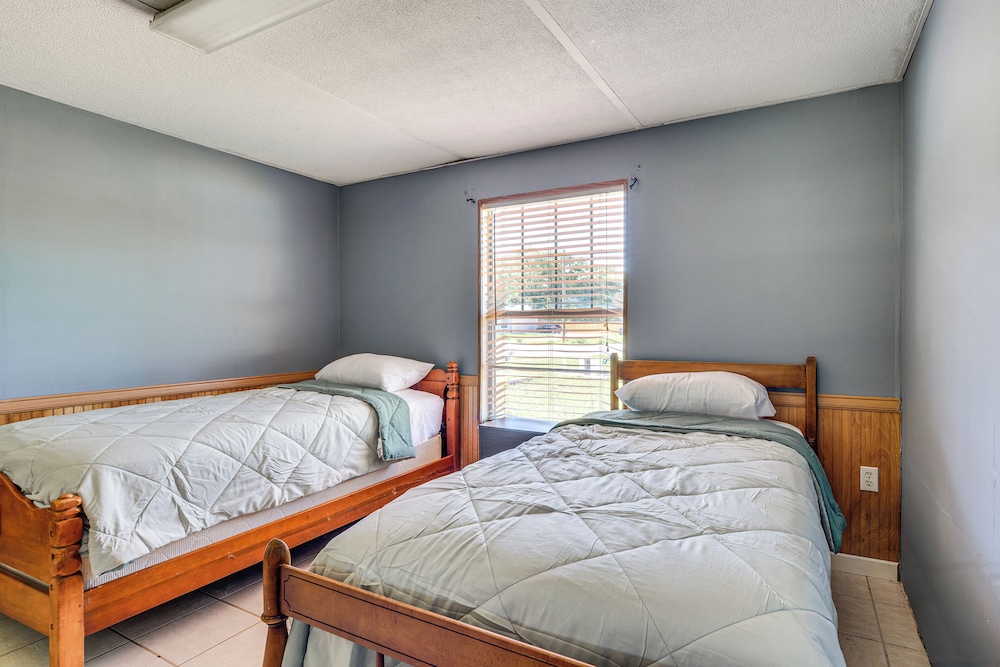 2 Mi to Manatees: Homosassa Home w/ Lanai!