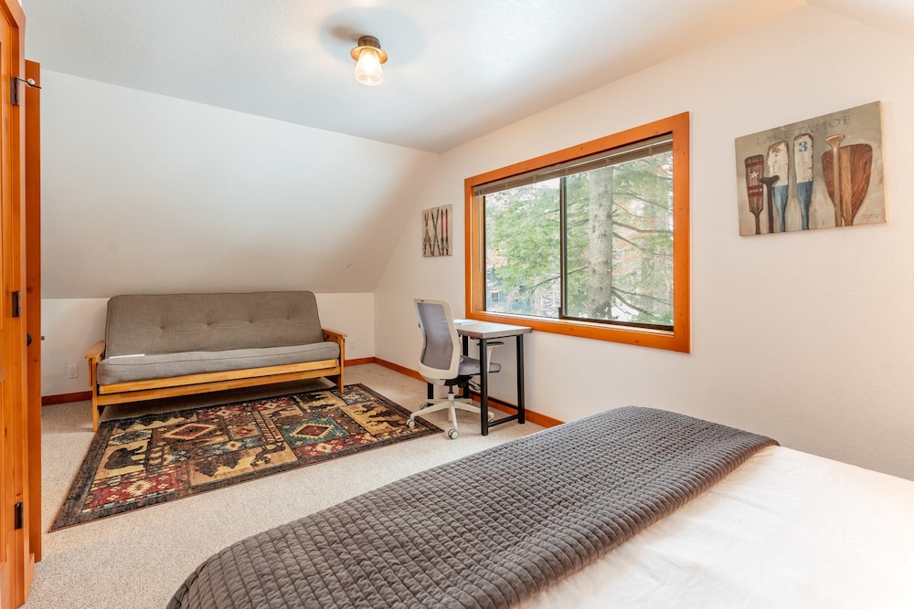 Indigo Owl by Avantstay Cabin w/ Firepit Minutes to Lake & Slopes view 3