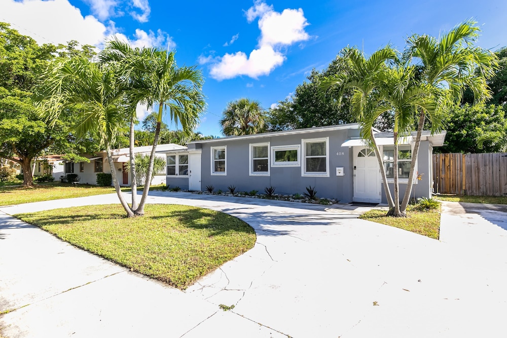 Bungalow With Large Backyard 5 min From Beach