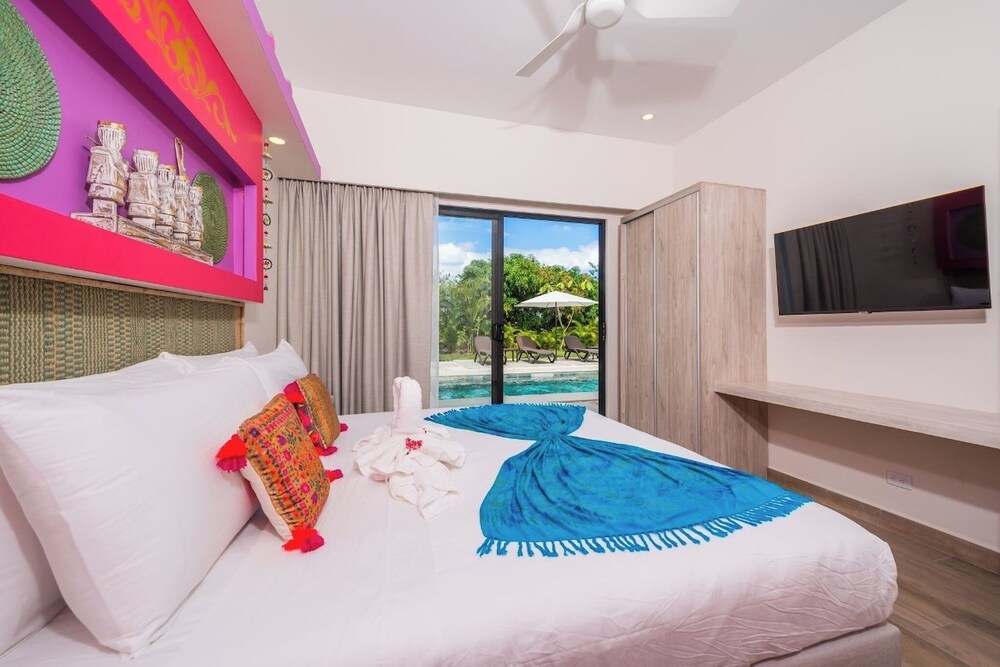 New Oasis in Gated Community With Pool Breakfast