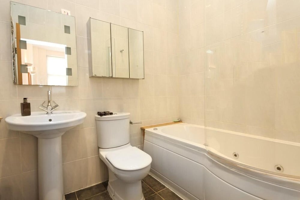 Specious Family Kensington 5-bed House, Sleeps 12