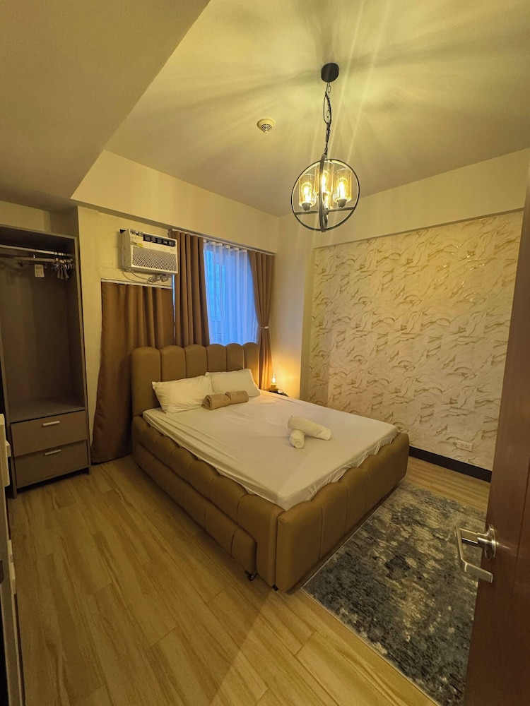 Modern & Spacious 2BR 68 sqm Condo in Manhattan Heights Pool View
