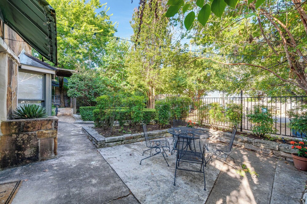 4 Mi to Dtwn: Tranquil Retreat in Austin!