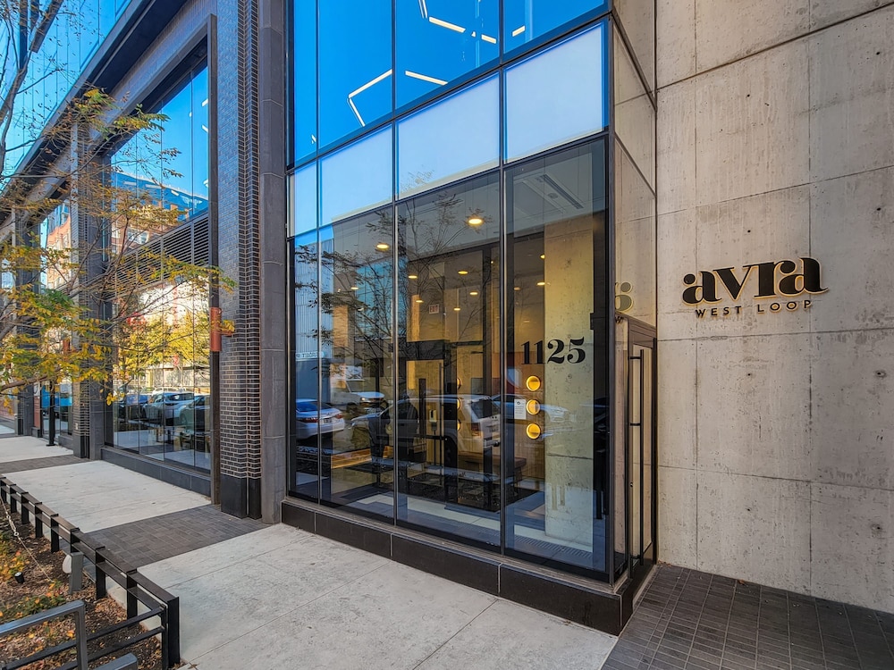 West Loop 3x 2BR Walk to Dining Gym Terrace