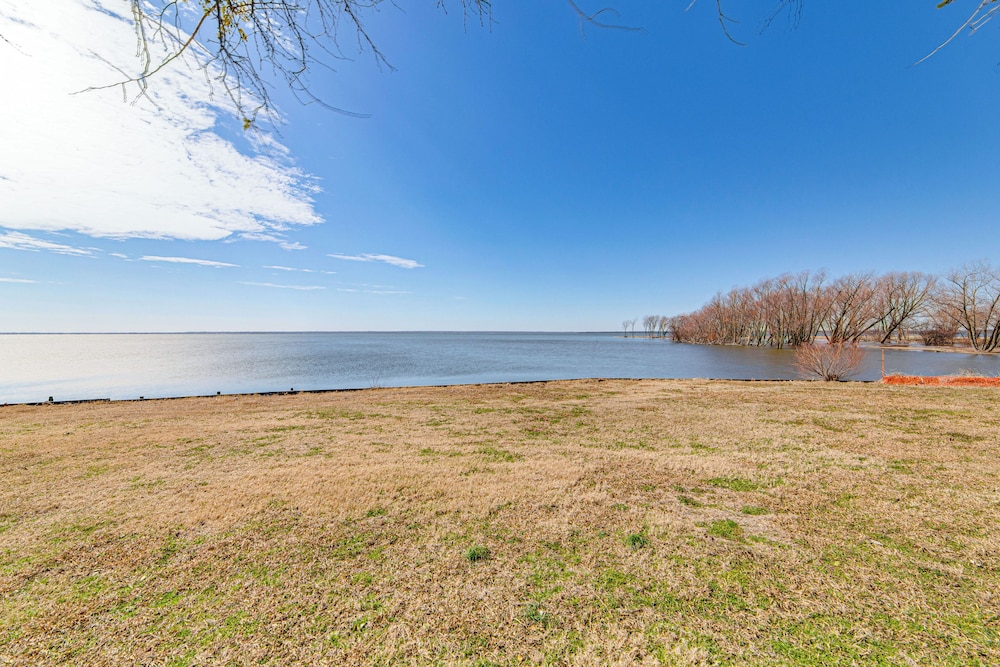 Waterfront Lake Tawakoni Home w/ Yard & Fire Pit