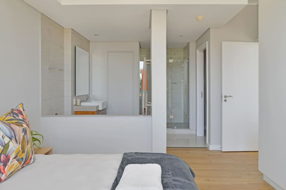 Modern 1-bed V A Waterfront Canal Harbor Views
