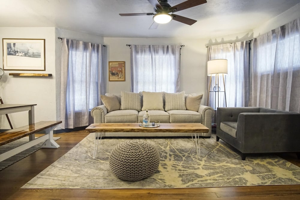 Oklahoma City Vacations - 3-story 6-bedroom 4 Bathrooms 3min-asian Dist - Property Image 32