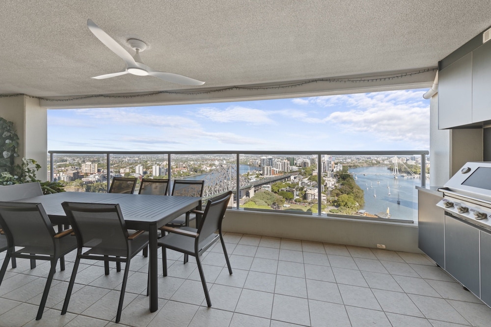 Stylish Brisbane City Stay With Bbq, Pool & Gym