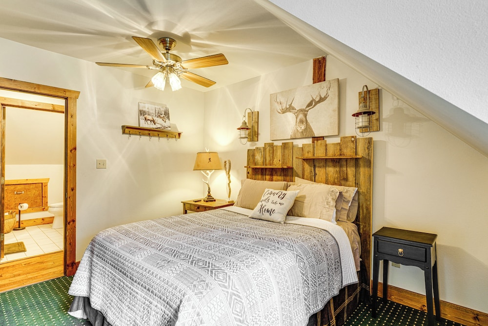 'the Lodge at Crider Creek' Getaway on 140 Acres!
