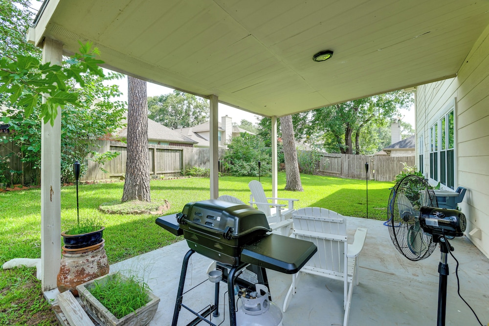 4 Mi to Old Town Spring: Family Retreat w/ Yard!
