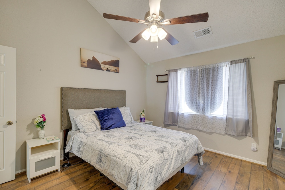 Houston Condo w/ Pool Access ~ 2 Mi NRG Stadium! view 3