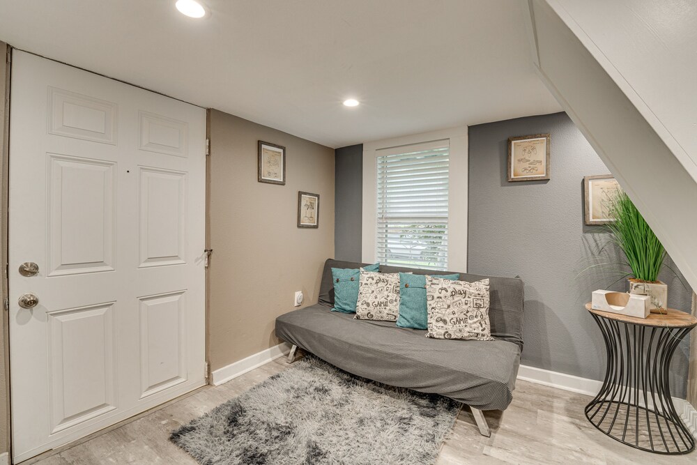 Family Home w/ Private Pool: 24 Mi to Disney!