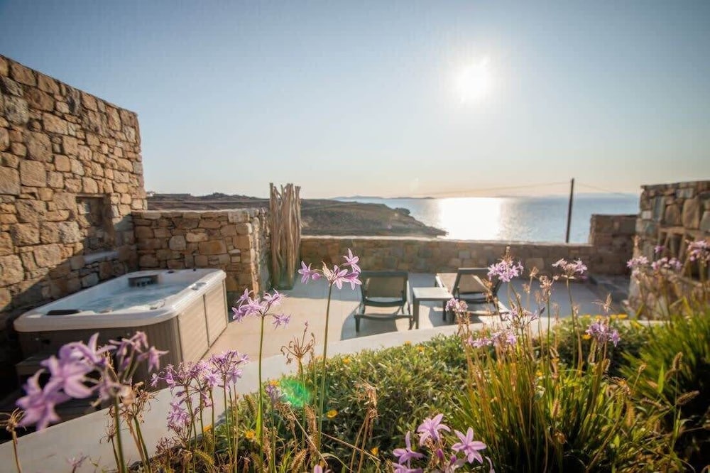 Romantic Mykonian Oasis Suite w Jacuzzi