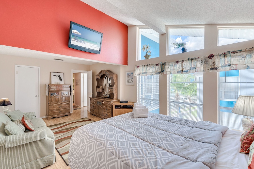 Madeira Beach Yacht Club 215F by Distinctive Beach Rentals