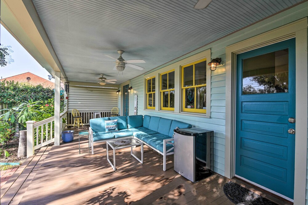 5 Blocks to Beach: Coastal Cottage in Galveston! view 3
