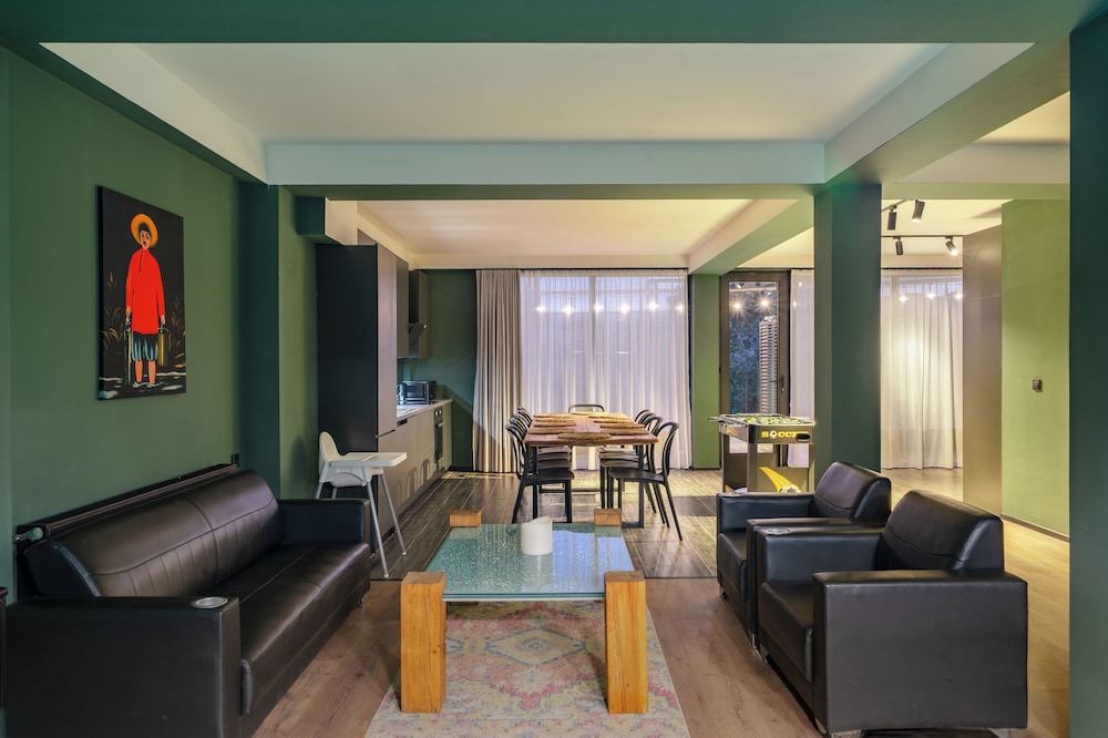 Niabi 4BDR Apartments with billiards
