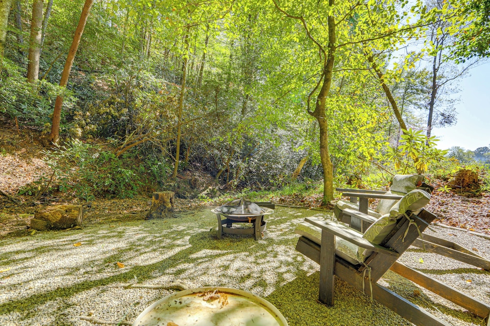 Blue Ridge Mountain Tiny Home: Escape to Nature!