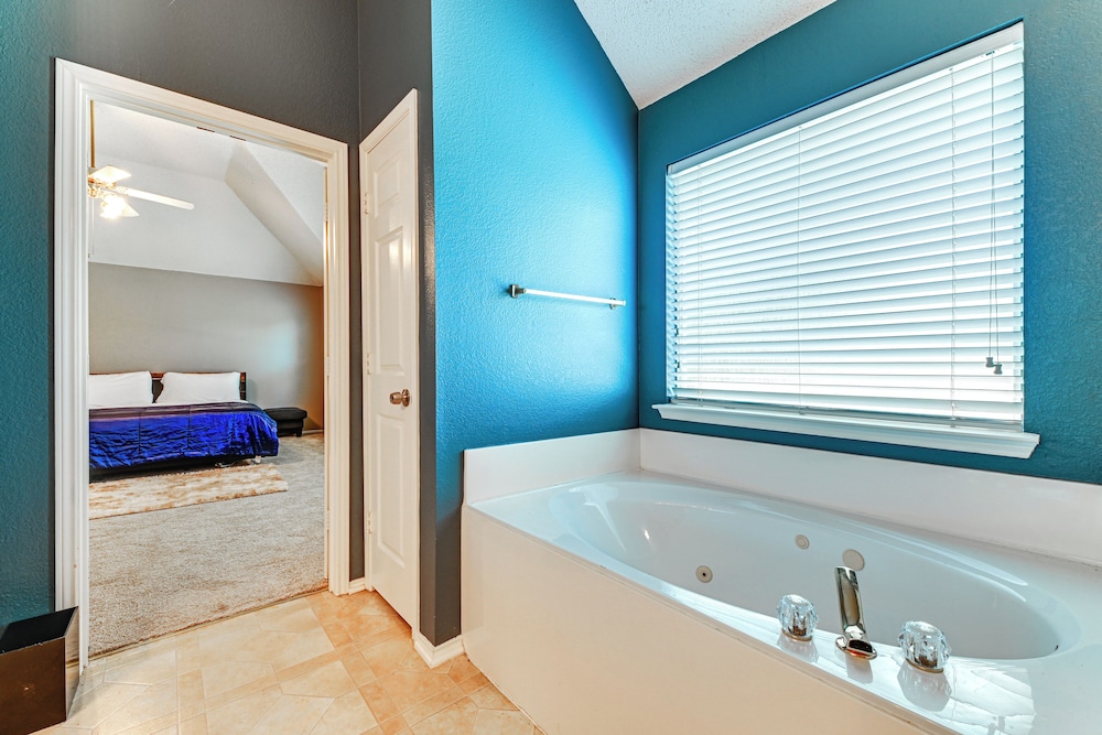 DFW Sports Hub: Home w/ Pool & Hot Tub in Frisco!
