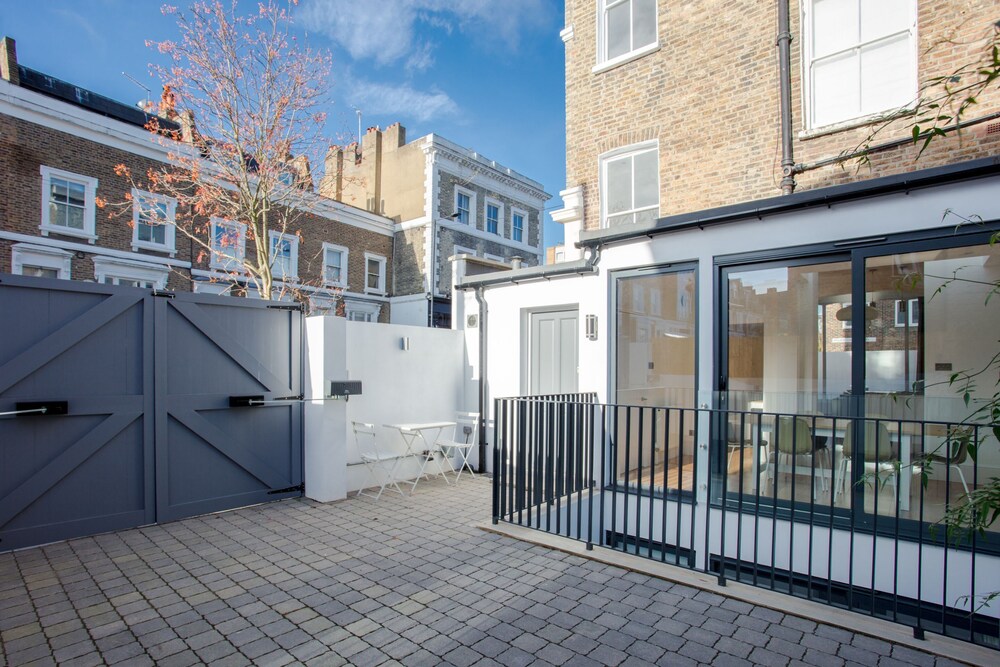 Newly Refurbished Modern 3 Bedroom Apartment in Affluent Fulham