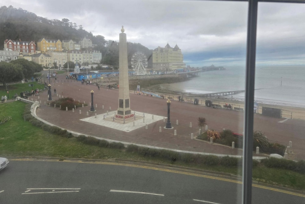 Seaview 2 Bedroom Apartment Sleeps 4
