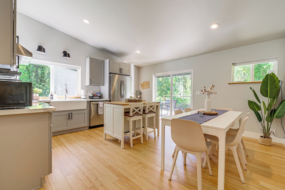 Deck, Hot Tub & Views: Sleek Getaway in Index!