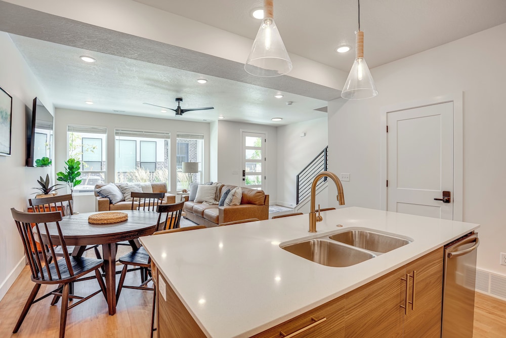 Hike & Ski: Townhome 8 Mi to Dtwn Ogden!