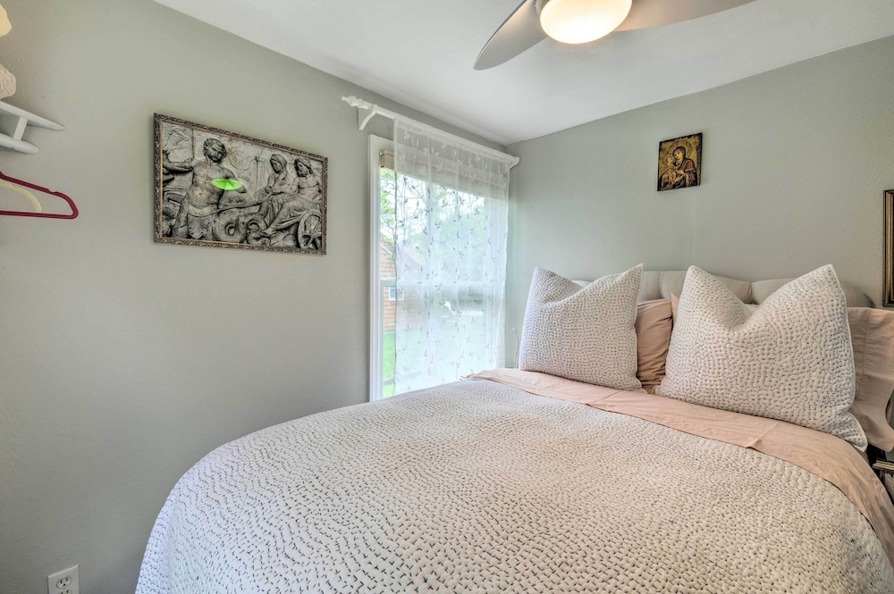 Cute East Hampton Cottage w/ Patio - Walk to Beach view 2