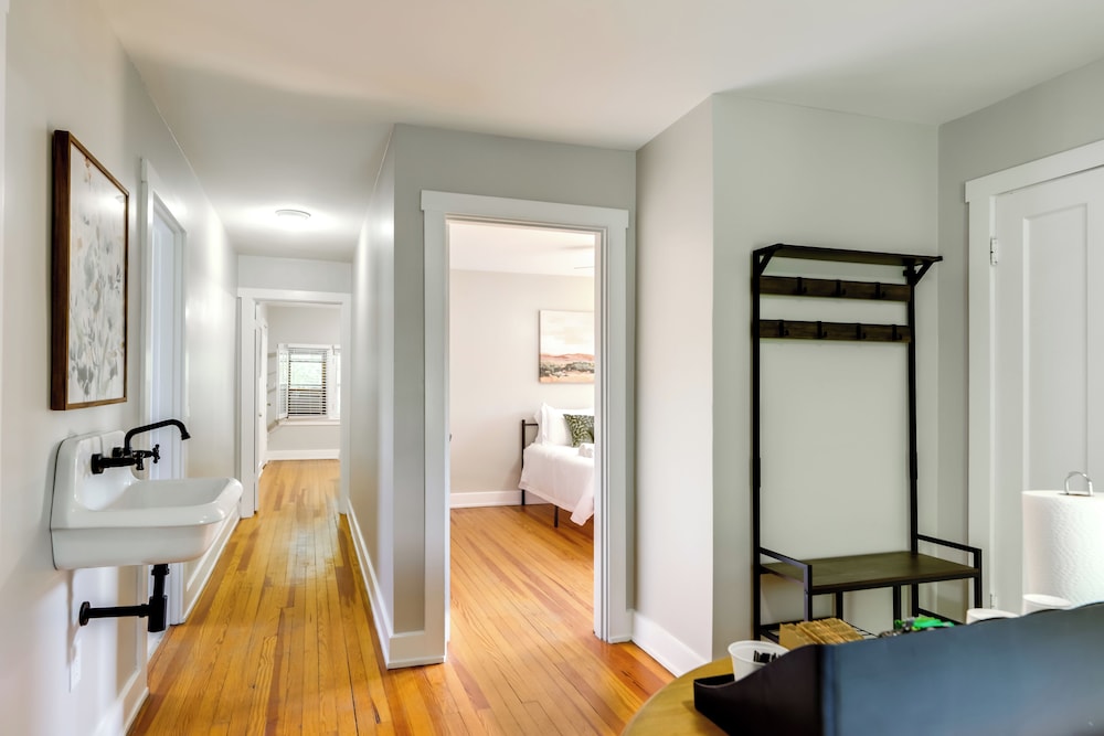 Cincinnati Apartment: 1 Mi to Hyde Park Square! view 4