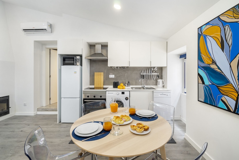 Urban Escape: 1-Br W/Mezzanine Near Campo Ourique