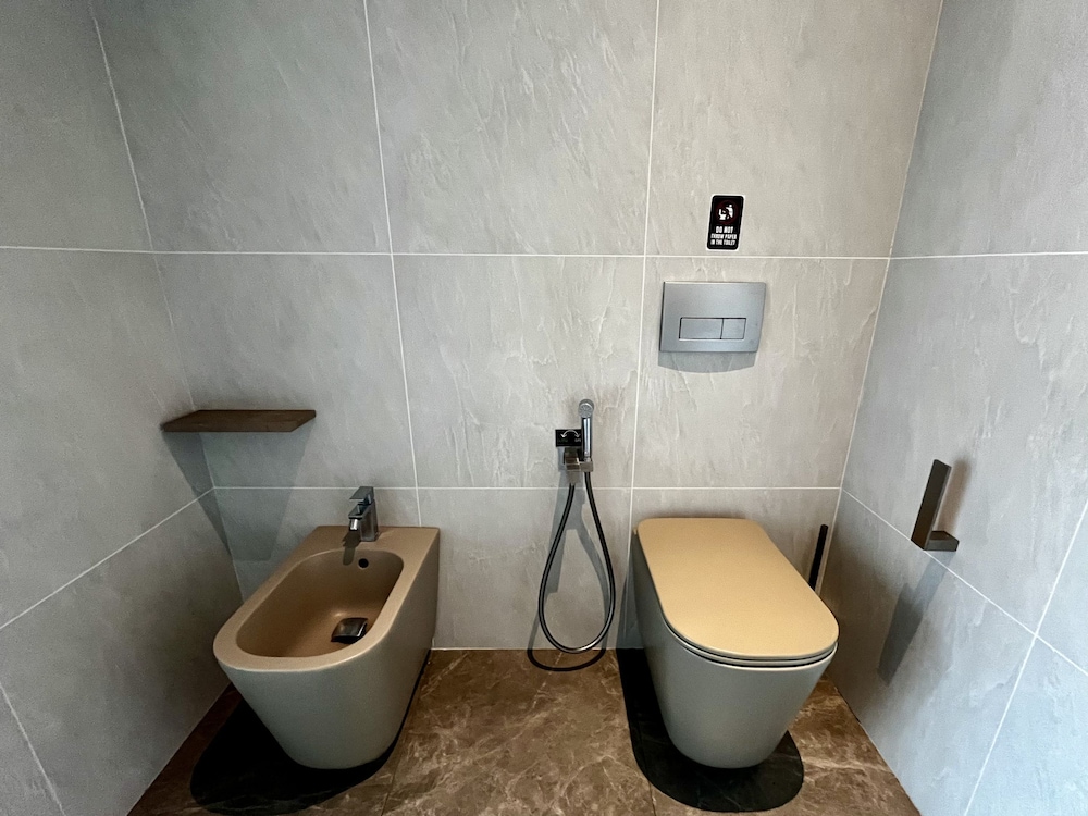 128 LIM - 2002 Stay Only Tower Suite