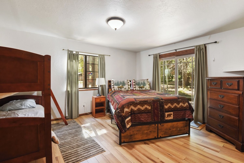 Elm Street Getaway Sleeps 8!