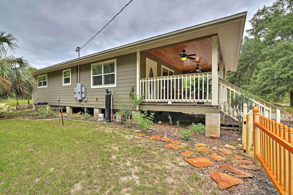 Crystal River Cottage on 1 Acre w/ Deck & Porch! view 3