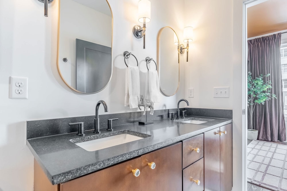 Luxe 4BR Retreat With Rooftop Fire Pit Garage