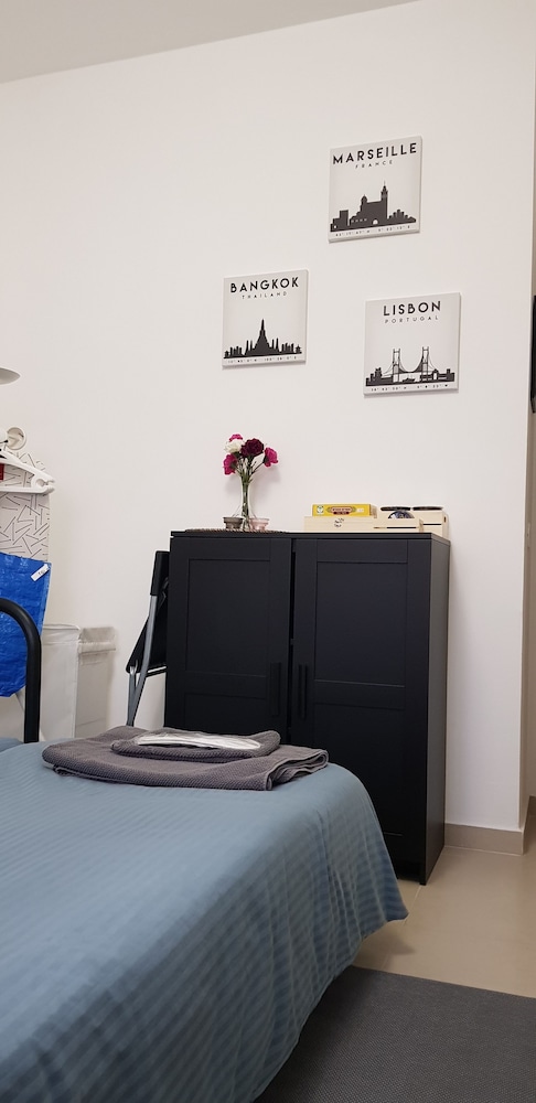 Private Bed and Bathroom in Netanya