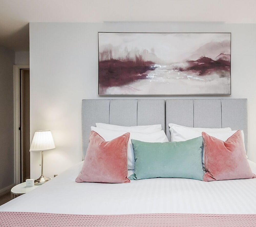 Beautiful Central Windsor Apartment view 5