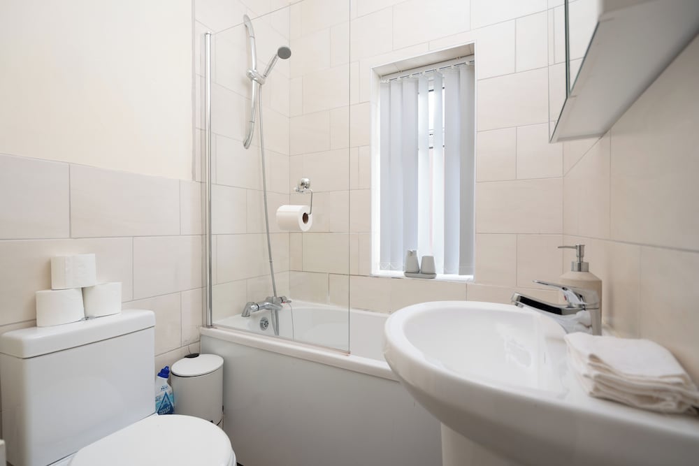 Spacious 4-bedroom Manchester Retreat With Garden