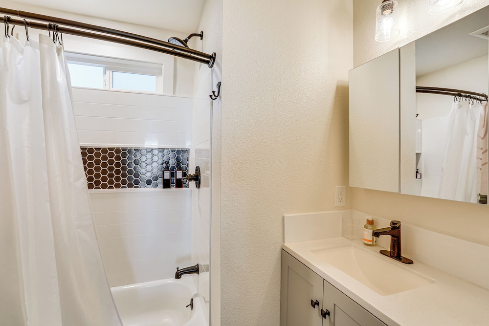 Walkable & Bright Bungalow in Dtwn Redding!