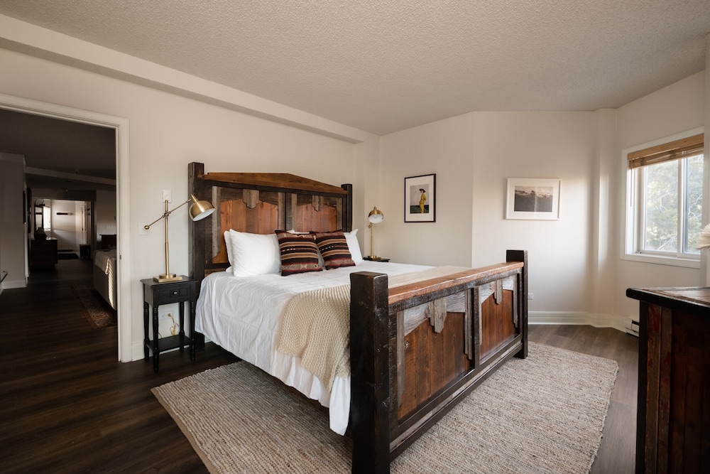 Rocker by Avantstay Gorgeous Ski-in Ski-out Cabin in Heart of Breck view 5