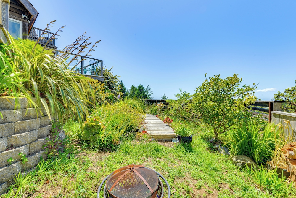 1 Mi to Black Sands Beach: Dreamy Coastal Cottage