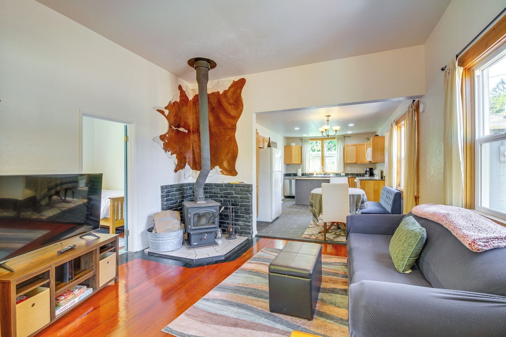 < 1 Mi to Coquille River: Cottage w/ Private Yard!
