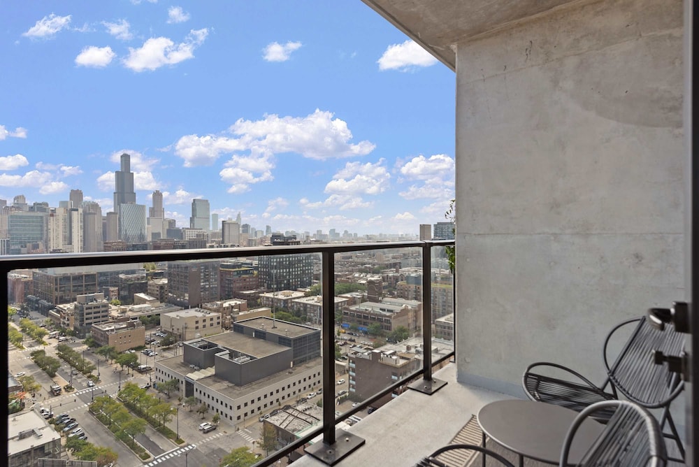 Cloud9 6 apt for 30ppl Fulton Market The Nouveau