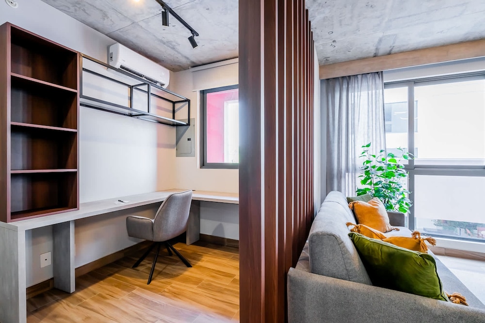 w Stunning 2BR w Great Deco in Centriqo