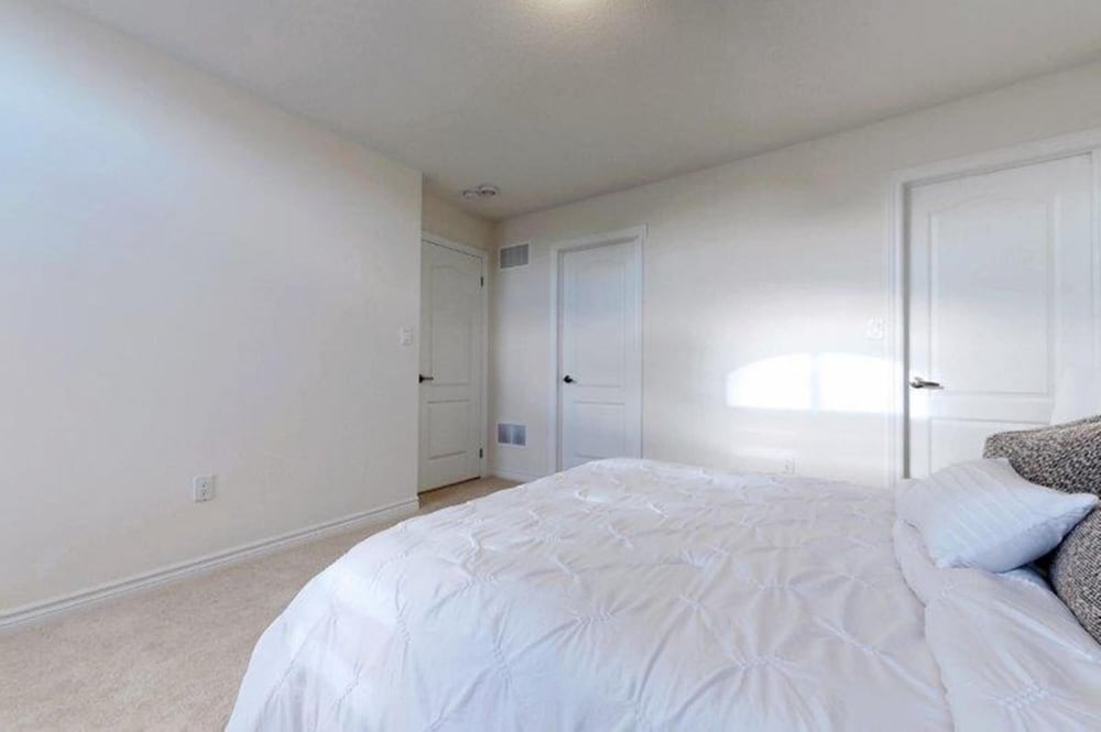 Georgina. New 4 Bedroom House Near Lake Simcoe