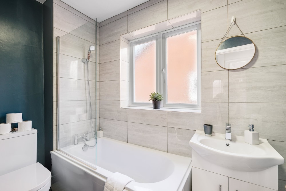 Sharp Close 4 Bedroom 2 Bath - Aylesbury