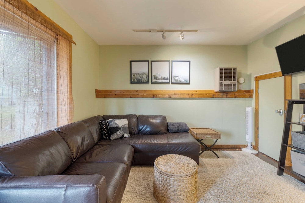 Deck Views, Fire Pit, Pool, 3 Mins to Beach Madrona Tree Retreat by Avantstay