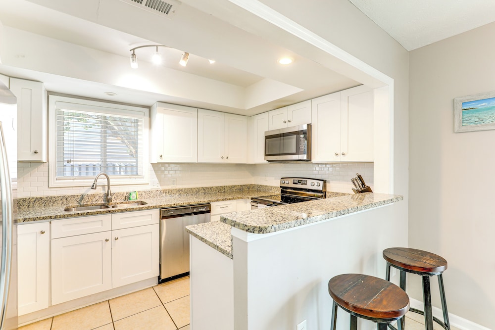 Walk to Ocean & Golf: North Myrtle Beach Home!