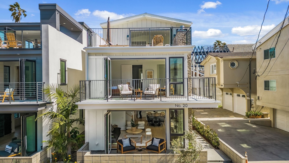 Beach Paradise Stunning 3-story in Long Beach!