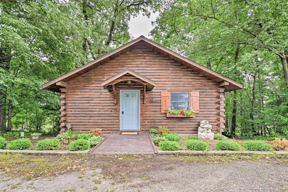 Cozy Amish Country Cabin on Shipshewana Lake! view 4