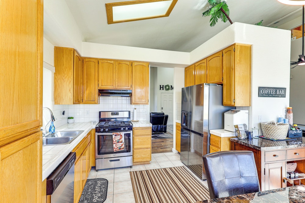 Pool, Games & Patio Bar! Epic Bullhead City Oasis